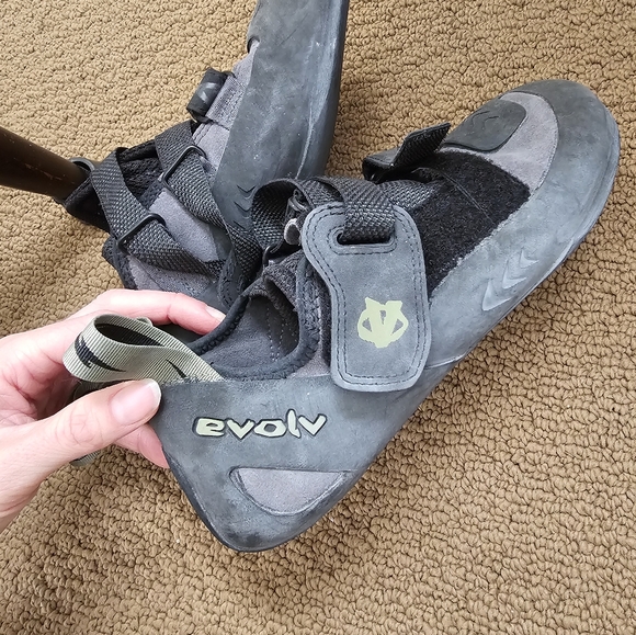Evolv womens 9.5 climbing shoes - Picture 2 of 4